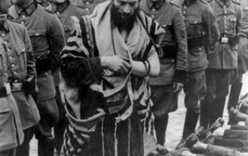 משה בן יצחק הגרמן יחף ומושפל על ידי שוטרים גרמניים | קרדיט: ויקיפדיה