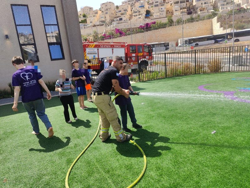 לוחמי כב"ה עם ילדי מרכז בלב אחד